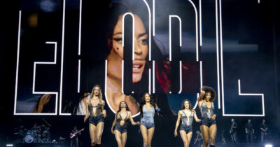 Copertina di Elodie senza freni a San Siro: urla “Palestina libera”, prende in giro Donald Trump, celebra la comunità LGBTQIA+ e bacia una drag queen