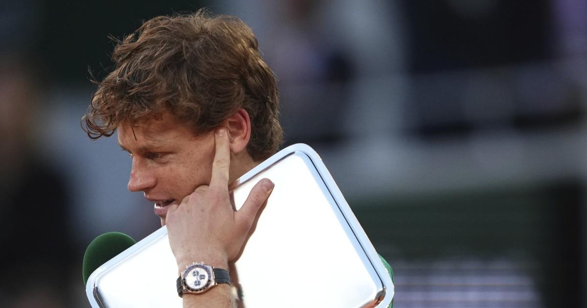 “Oggi non era qui”: Sinner svela il motivo dell’assenza del padre alla finale del Roland Garros “Oggi non era qui”: Sinner svela il motivo dell’assenza del padre alla finale del Roland Garros