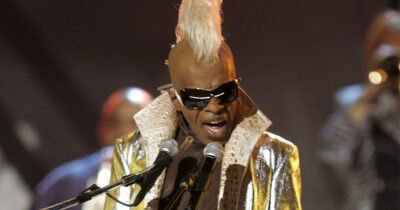 Copertina di È morto Sly Stone, il musicista rivoluzionario che con Sly and the Family Stone ha trasformato la musica popolare negli Anni 60 e 70