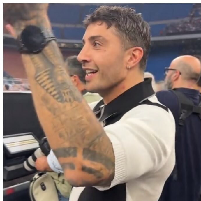 “Trovate qualcuno che vi guardi come lui guarda lei”: Andrea Iannone in prima fila a San Siro per Elodie, il suo sguardo è virale