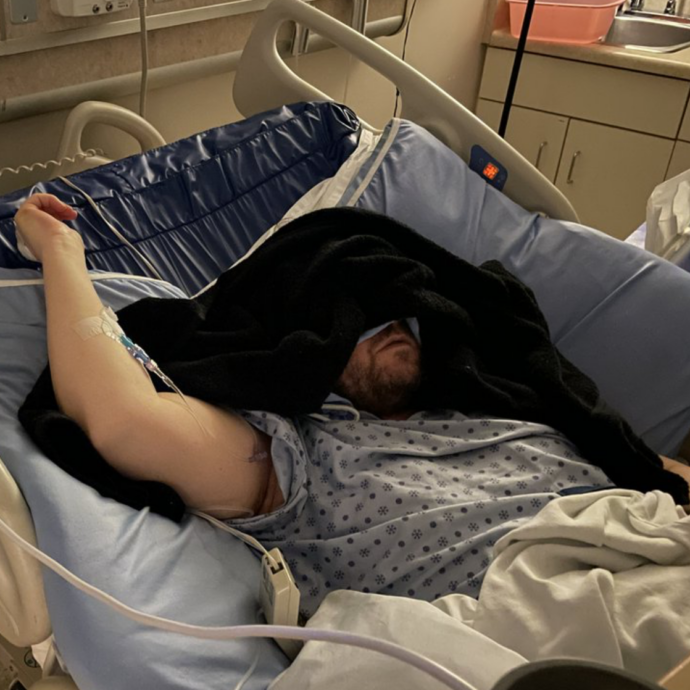 “Sono intrappolato in un ospedale da nove anni e il personale mi dice che la via d’uscita è ammazzarmi con una iniezione letale”: la rivelazione di Roger Foley
