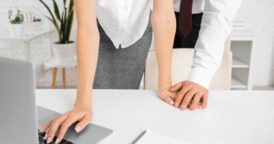 Copertina di “Il mio compagno mi fa pressing per andare a letto con il suo capo, ma non riesco a immaginare di far sesso con quel vecchio caprone”: lo sfogo di una fidanzata