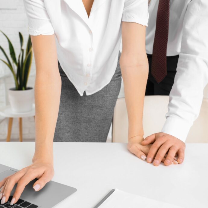 “Il mio compagno mi fa pressing per andare a letto con il suo capo, ma non riesco a immaginare di far sesso con quel vecchio caprone”: lo sfogo di una fidanzata