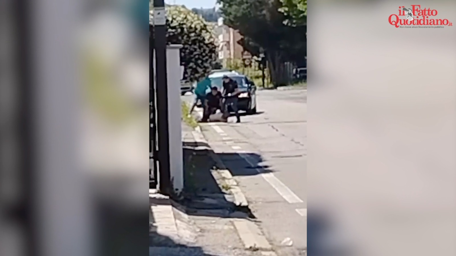 morto dopo l8217arresto a pescara ecco il video bloccato dal poliziotto con un ginocchio sulla schiena