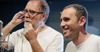 Copertina di “Zerocalcare tornerà con una nuova serie su Netflix per il 2026”: Valerio Mastandrea e il fumettista litigano (per finta) durante l’annuncio ufficiale