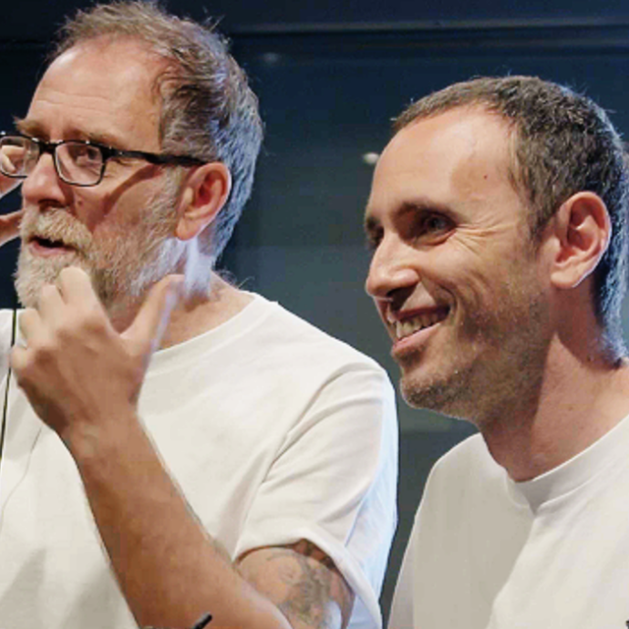“Zerocalcare tornerà con una nuova serie su Netflix per il 2026”: Valerio Mastandrea e il fumettista litigano (per finta) durante l’annuncio ufficiale