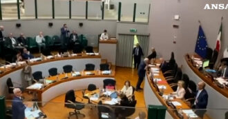 Copertina di “Se state dalla parte di chi lo prende in quel posto…”: polemica nelle Marche per la frase omofoba dell’assessore di FI