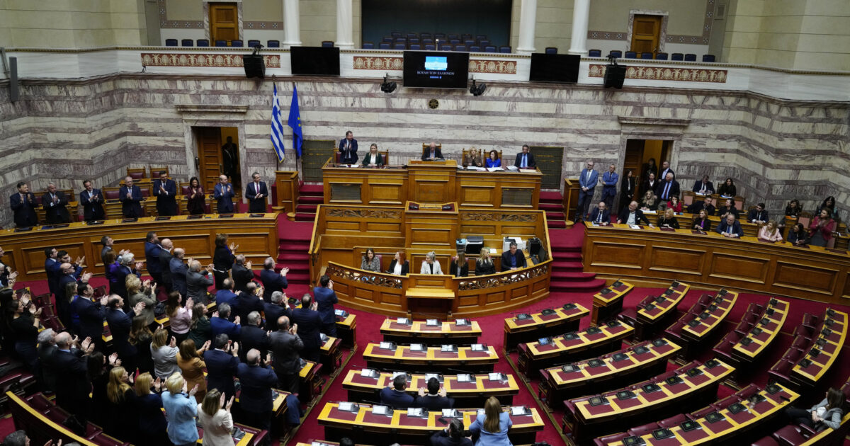 grecia la corte suprema espelle 3 deputati di estrema destra il leader occulto 232 capo di alba dorata 232 frode