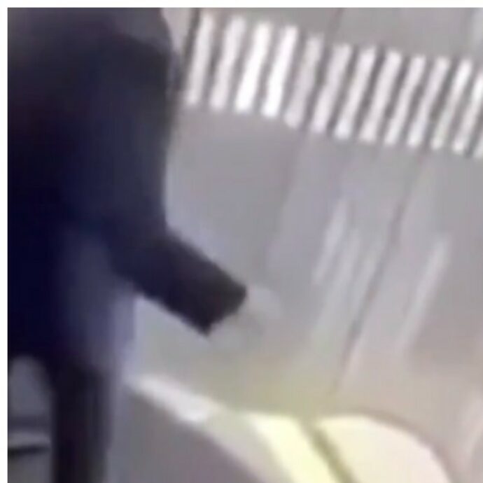 “Le ossa possono guarire, ma il cervello non si sa. Non si ricorda più chi è”: la passerella dell’aereo si rompe, 51enne precipita per sei metri  – VIDEO