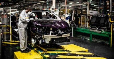 Copertina di L’industria risale (solo un po’) dopo 26 mesi:  +0,3%