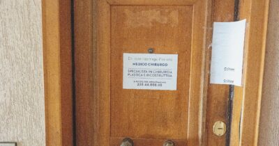 Copertina di Studio senza permessi: muore per liposuzione