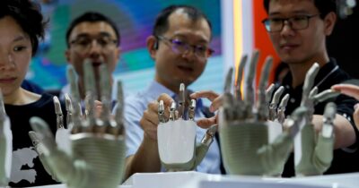 Copertina di L’intelligenza artificiale è il dito, non la luna: ci aspetta una rivoluzione esistenziale