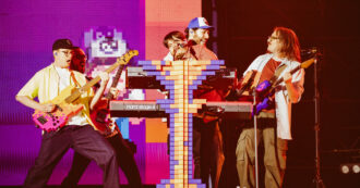 Copertina di Pinguini Tattici Nucleari show a Milano con colpi di cannone, l’AI, il finale da Grande Fratello e la commozione per Giulia Tramontano