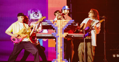 Copertina di Pinguini Tattici Nucleari show a Milano con colpi di cannone, l’AI, il finale da Grande Fratello e la commozione per Giulia Tramontano