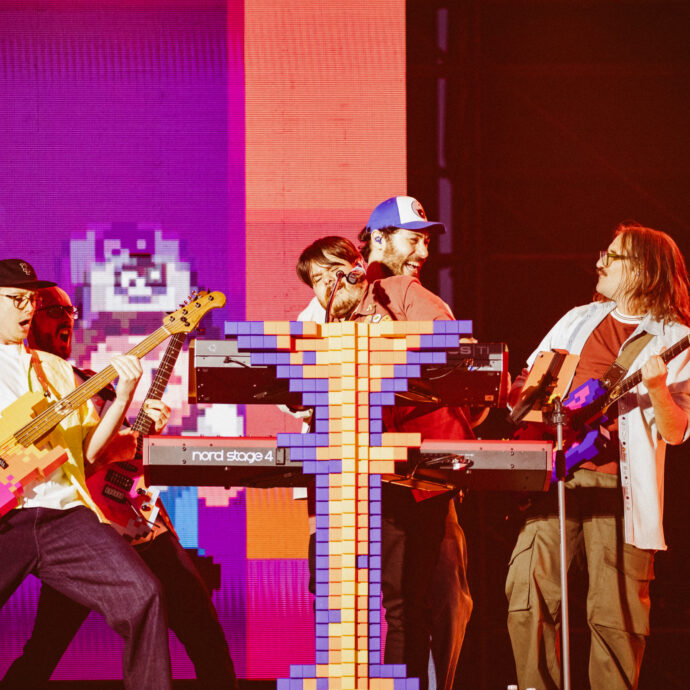 Pinguini Tattici Nucleari show a Milano: effetti speciali con colpi di cannone, l’AI, il finale da Grande Fratello e la commozione per Giulia Tramontano