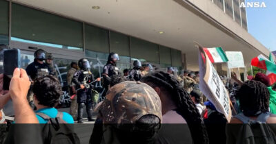 Copertina di Proteste a Los Angeles contro i raid anti-migranti, i manifestanti assediano l’ufficio delle green card – Video