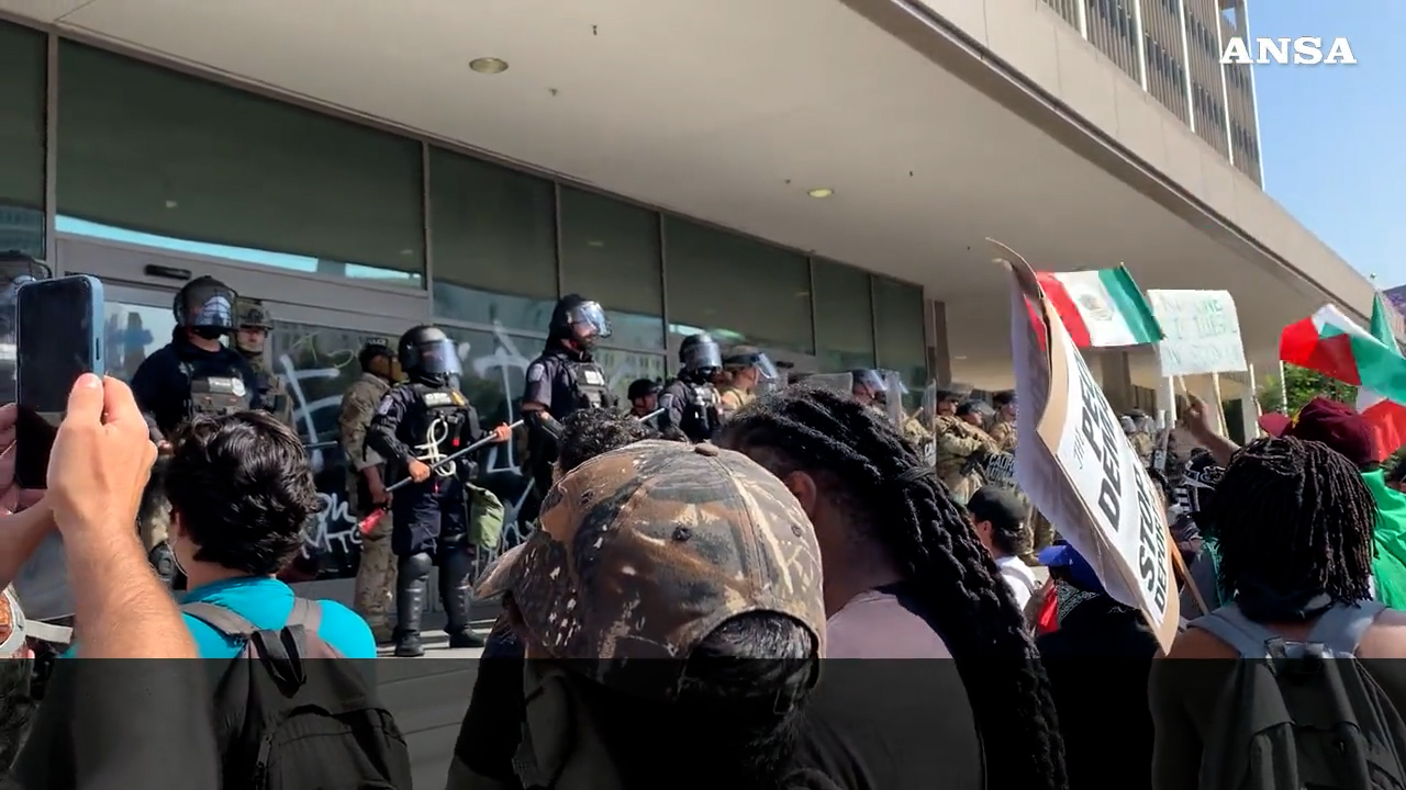 Proteste a Los Angeles contro i raid anti-migranti, i manifestanti assediano l’ufficio delle green card – Video
