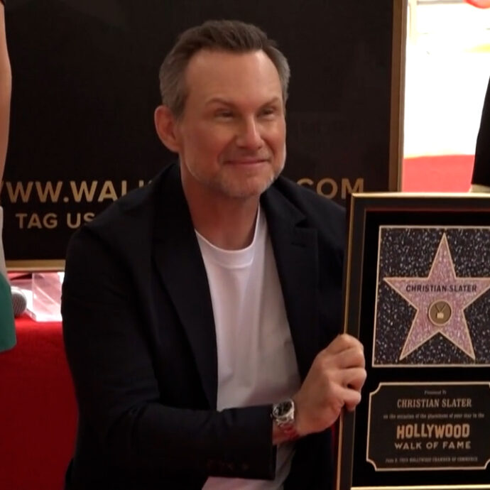 Christian Slater riceve la stella sulla Hollywood Walk of Fame dopo 50 anni di carriera – Video