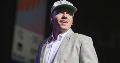 Copertina di “Hanno aggredito la tata con uno spray per orsi, poi uno dei ladri si è spaventato e inspiegabilmente l’ha aiutata”: rapina nella villa di Macklemore, bottino milionario