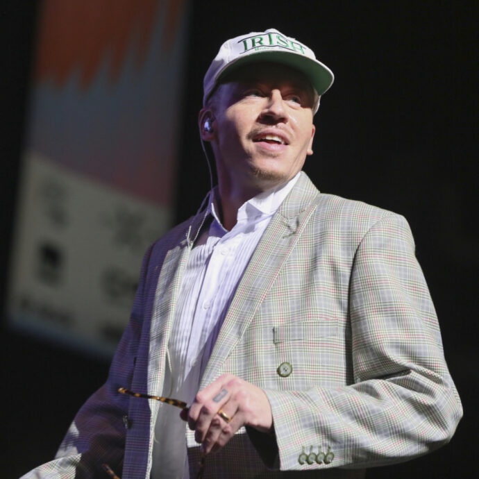 “Hanno aggredito la tata con uno spray per orsi, poi uno dei ladri si è spaventato e inspiegabilmente l’ha aiutata”: rapina nella villa di Macklemore, bottino milionario