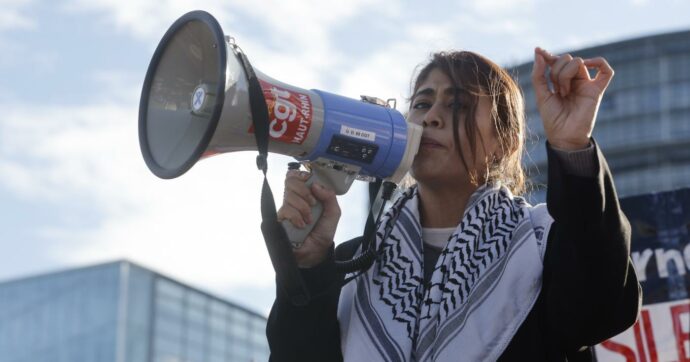 Copertina di Freedom Flotilla, “Israele ha messo in isolamento l’eurodeputata Rima Hassan per avere scritto ‘Free Palestine’ in cella”