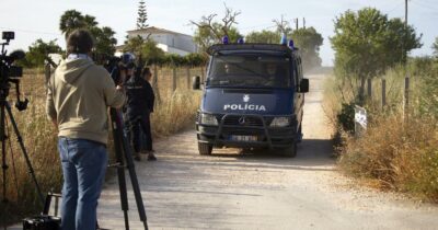 Copertina di Maddie McCann, “trovate ossa di animali e frammenti di tessuto, analisi in corso”: le novità dalle ricerche in Portogallo