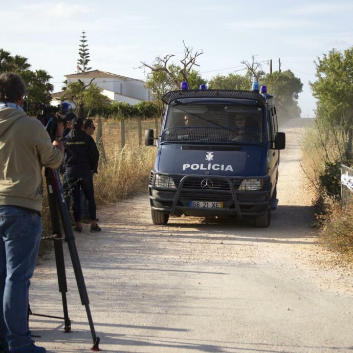 Maddie McCann, “trovate ossa di animali e frammenti di tessuto, analisi in corso”: le novità dalle ricerche in Portogallo