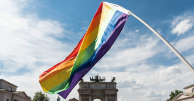 Copertina di Milano Pride, il programma della “Resistenza arcobaleno”: “Prepariamo un gemellaggio con Budapest dove Orban l’ha vietato”