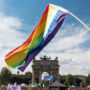 Copertina di Milano Pride, il programma della “Resistenza arcobaleno”: “Prepariamo un gemellaggio con Budapest dove Orban l’ha vietato”