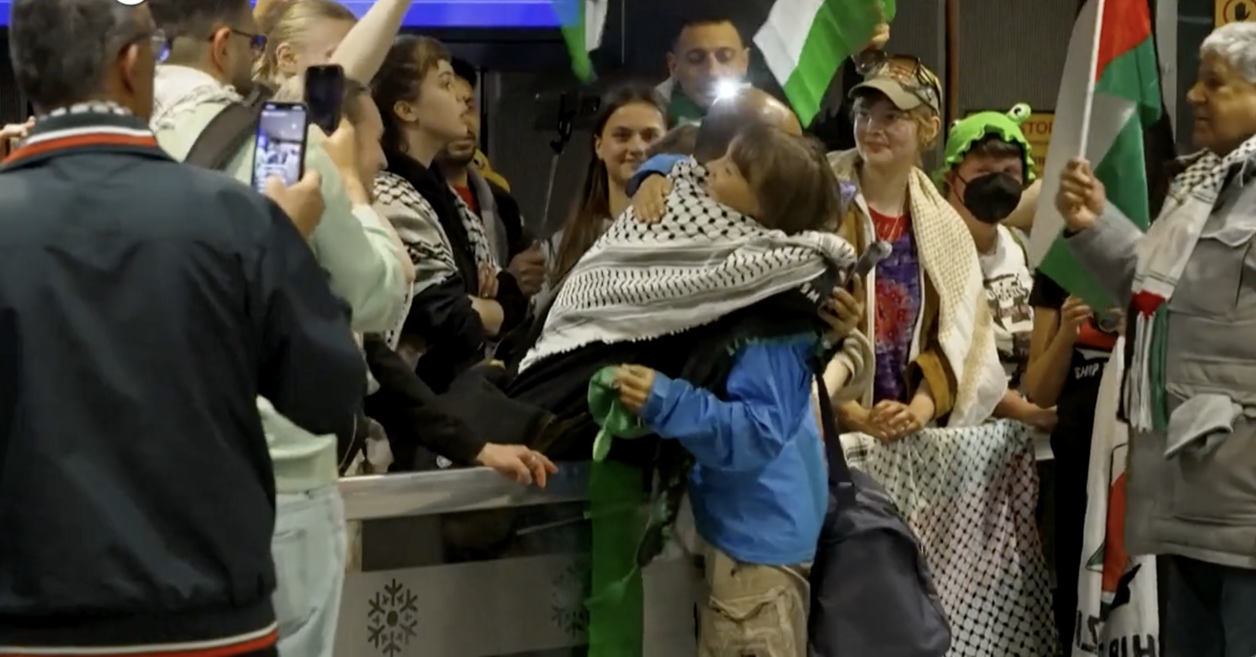 greta thunberg cori e bandiere al suo arrivo all8217aeroporto di stoccolma dopo l8217espulsione da israele