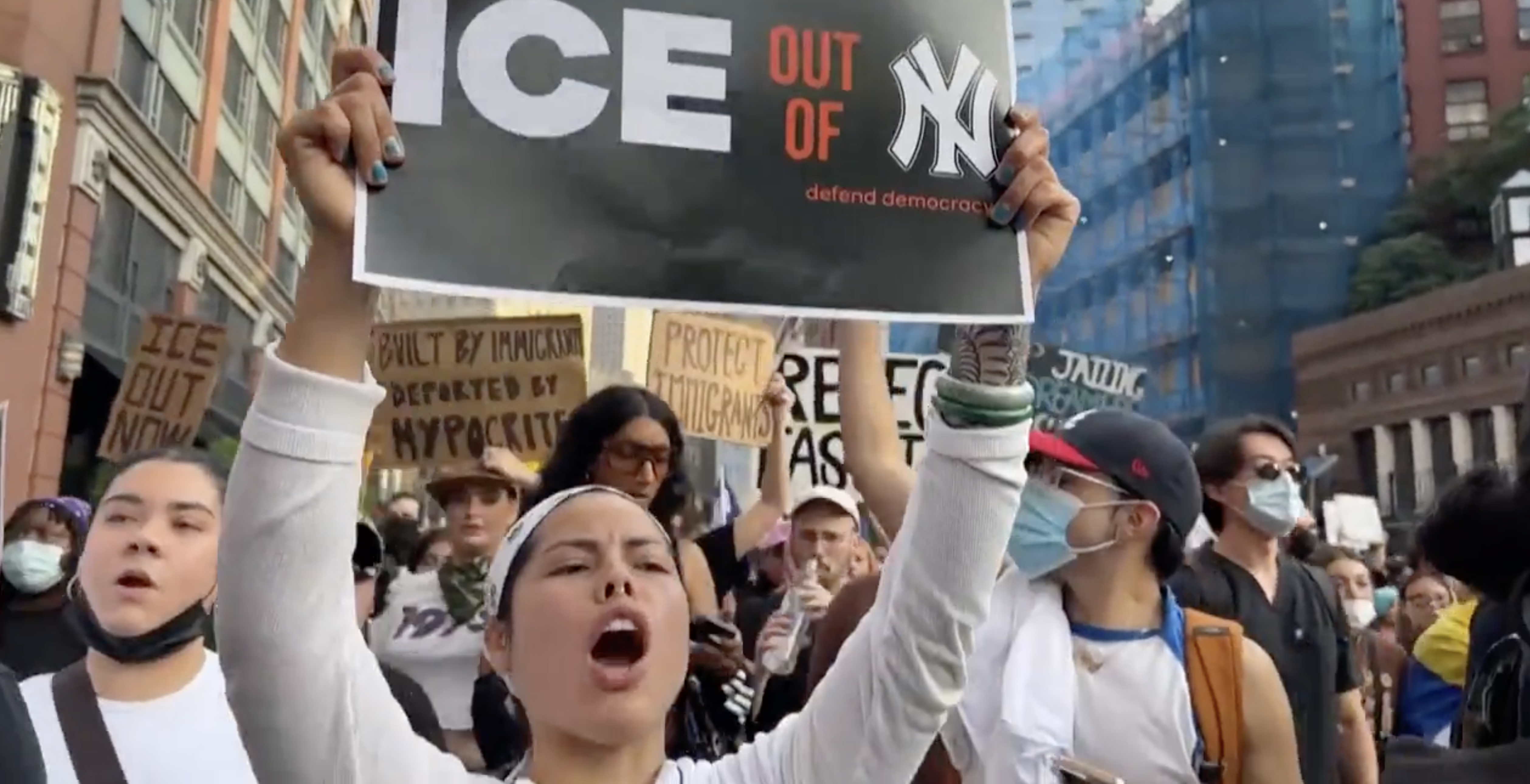 stati uniti si allargano le proteste migliaia in marcia a new york contro i raid anti migranti oltre 80 arresti