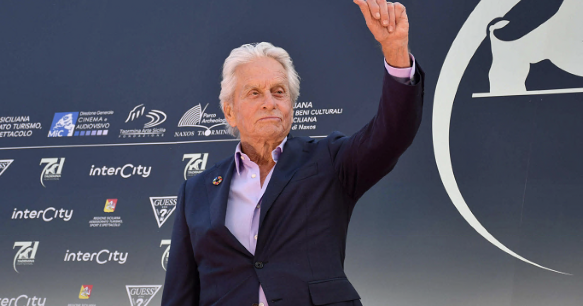 “Periodo buio per l’America, mi vergogno per il mio Paese. Spero che la Gen Z butti fuori gli anziani dalla politica”: lo sfogo di Michael Douglas