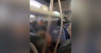 Copertina di Paura sul volo Cagliari-Linate, giù le maschere d’ossigeno dopo una manovra del pilota: il video a bordo dell’aereo
