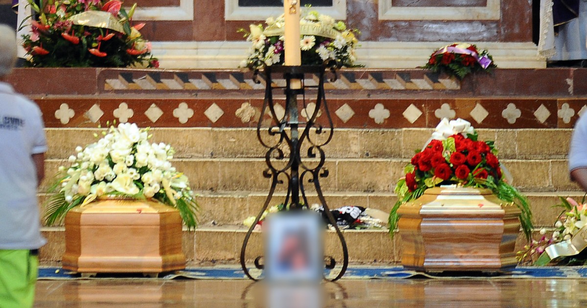 cosa pensa di celebrare don moioli di fronte alle due bare vittima e femminicida