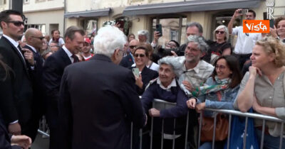 Copertina di “È il mio idolo presidente”: Mattarella e la fan in Lussemburgo. Lui reagisce così
