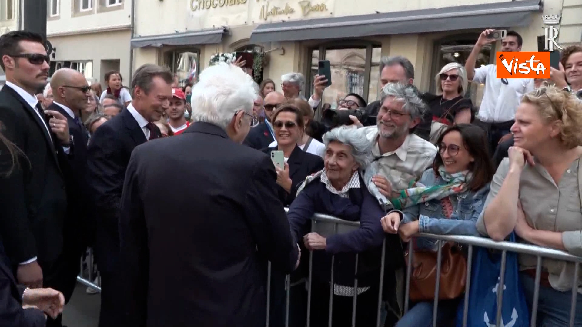 200 il mio idolo presidente mattarella e la fan in lussemburgo lui reagisce cos236