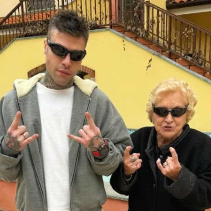 Lutto per Fedez, è morta Luciana Violini: “Ci mancherai tanto”. La nonna del rapper aveva 94 anni