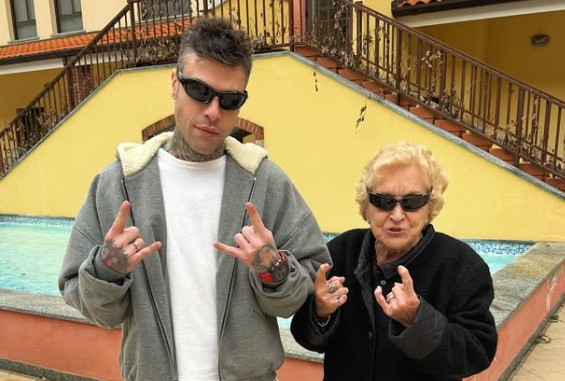 Lutto per Fedez, è morta Luciana Violini: “Ci mancherai tanto”. La nonna del rapper aveva 94 anni