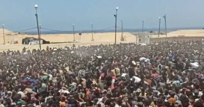 Copertina di Gaza, caos al centro di distribuzione aiuti: i pacchi alimentari vengono lanciati sulla folla