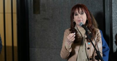 Copertina di Argentina, l’ex presidente Kirchner condannata: non potrà ricandidarsi. I suoi sostenitori protestano, Milei esulta