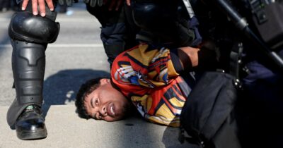 Copertina di Trump e la deportazione dei migranti, il pulitzer David Johnston: “Il presidente calpesta la legge, la National Guard  non è affar suo”