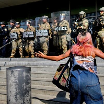 Copertina di Trump, repressione in Usa: quasi 400 arresti di migranti “illegali”