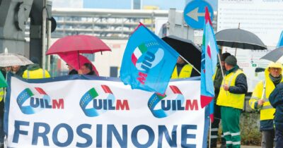 Copertina di Stellantis Cassino, sciopero in fabbrica per troppo caldo