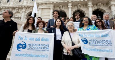 Copertina di In Toscana il primo suicidio assistito in Italia: il centrodestra diviso sulla legge  che non c’è