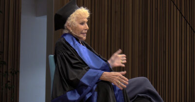 Copertina di Ornella Vanoni riceve la laurea ad honorem alla Statale di Milano: “La mia vita è cambiata incontrando Gino Paoli”. In platea anche Mahmood e Segre