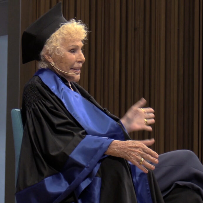 Ornella Vanoni riceve la laurea ad honorem alla Statale di Milano: “La mia vita è cambiata incontrando Gino Paoli”. In platea anche Mahmood e Segre