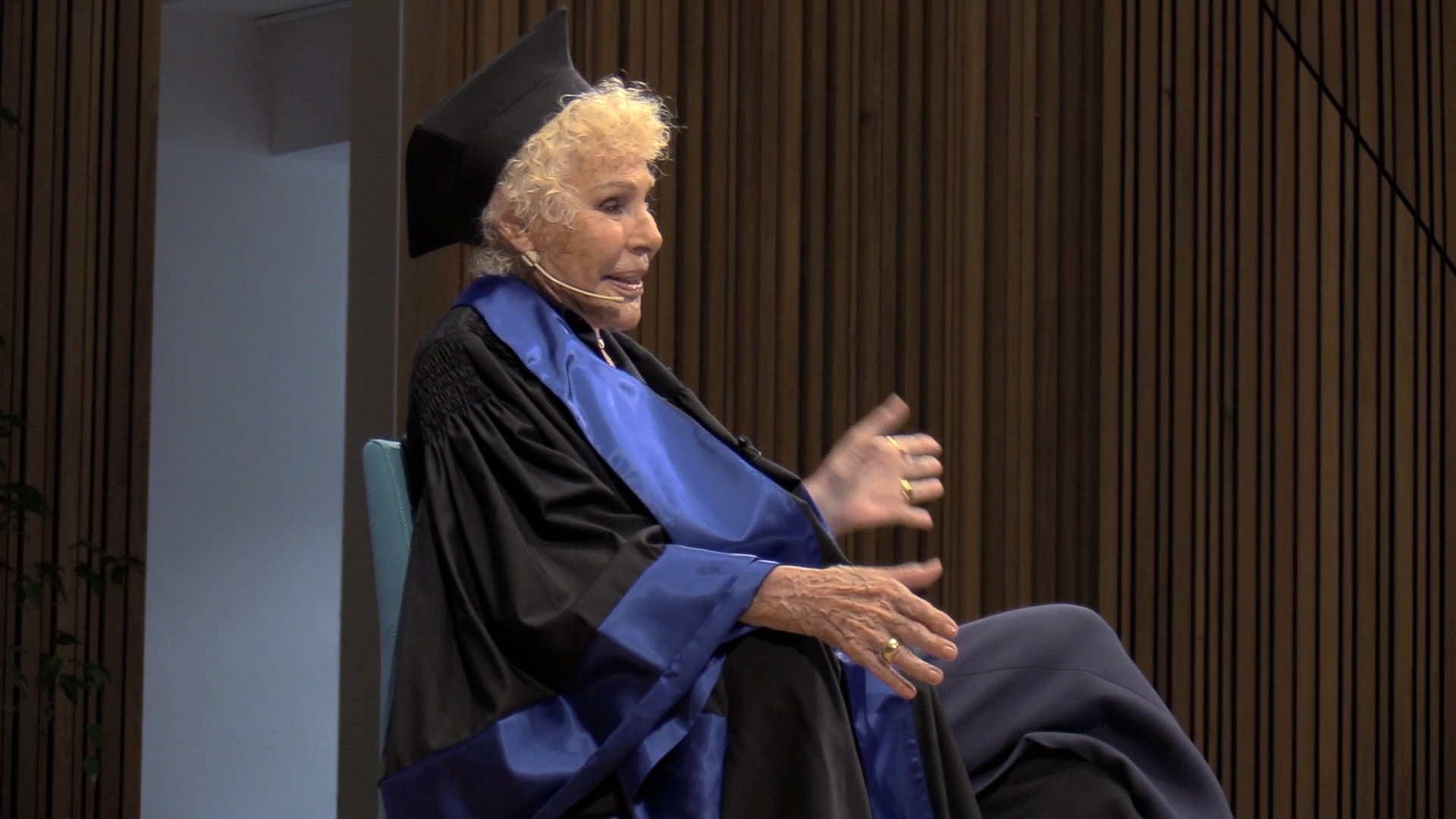 ornella vanoni riceve la laurea ad honorem alla statale di milano la mia vita 232 cambiata incontrando gino paoli in platea anche mahmood e segre