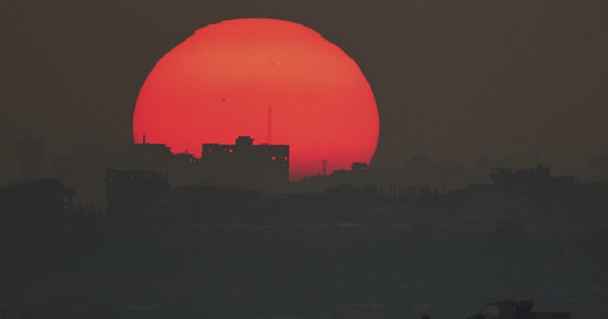Si spegne l’ultima luce su Gaza: i raid di Israele fanno crollare Internet e linea fissa nella Striscia Si spegne l’ultima luce su Gaza: i raid di Israele fanno crollare Internet e linea fissa nella Striscia
