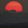 Copertina di Si spegne l’ultima luce su Gaza: i raid di Israele fanno crollare Internet e linea fissa nella Striscia