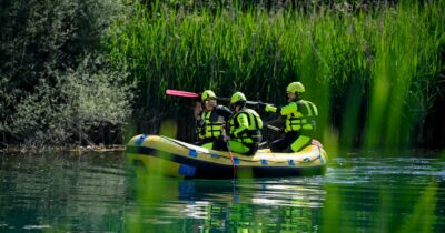 Copertina di Morto il dodicenne caduto nel lago di Molveno (Trento), corpo recuperato dai vigili del fuoco